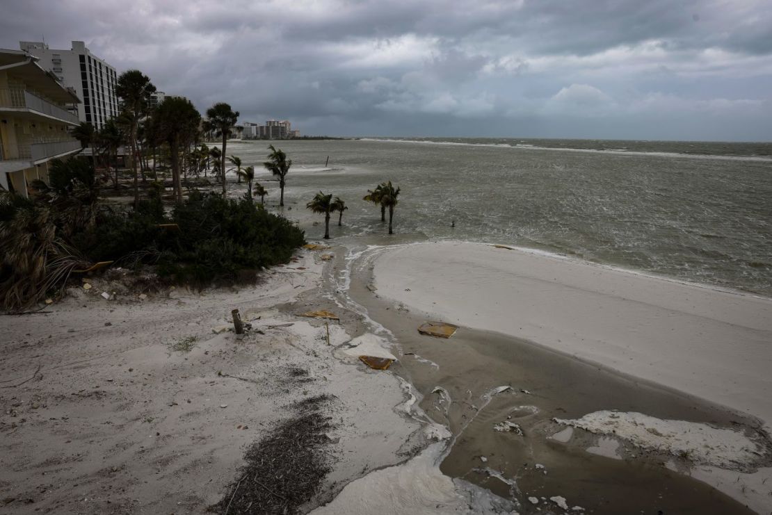 Fort Myers Beach durante la marea alta antes del huracán Idalia el 29 de agosto.