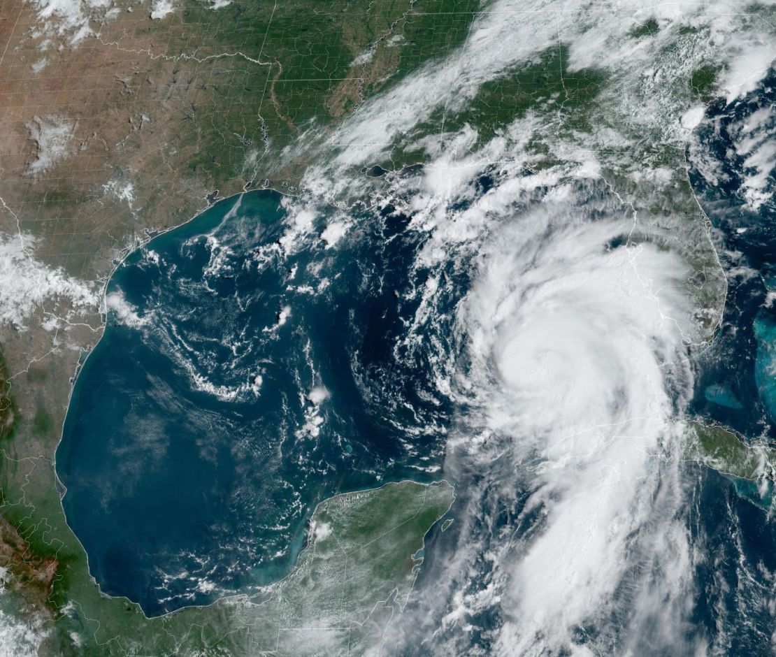 Esta imagen de satélite, tomada a las 11:15 a. m. ET del 29 de agosto, muestra el huracán Idalia avanzando hacia Florida.