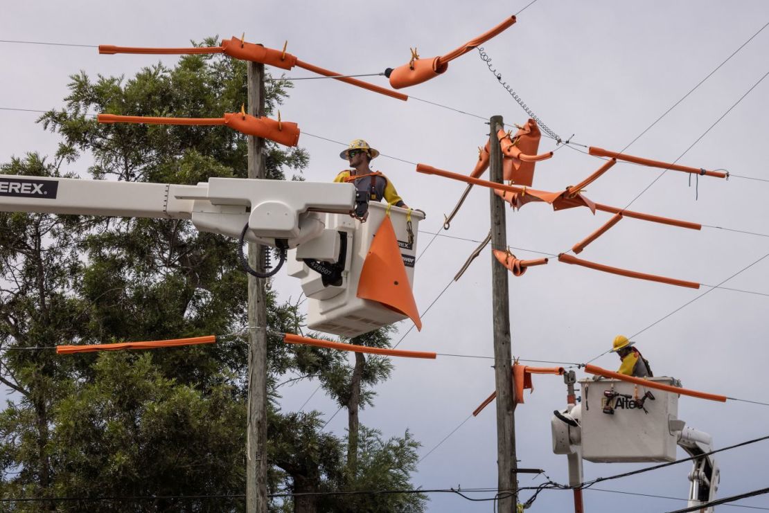 Trabajadores de Pike Electric fortifican las líneas eléctricas en Clearwater, Florida, el martes 29 de agosto.