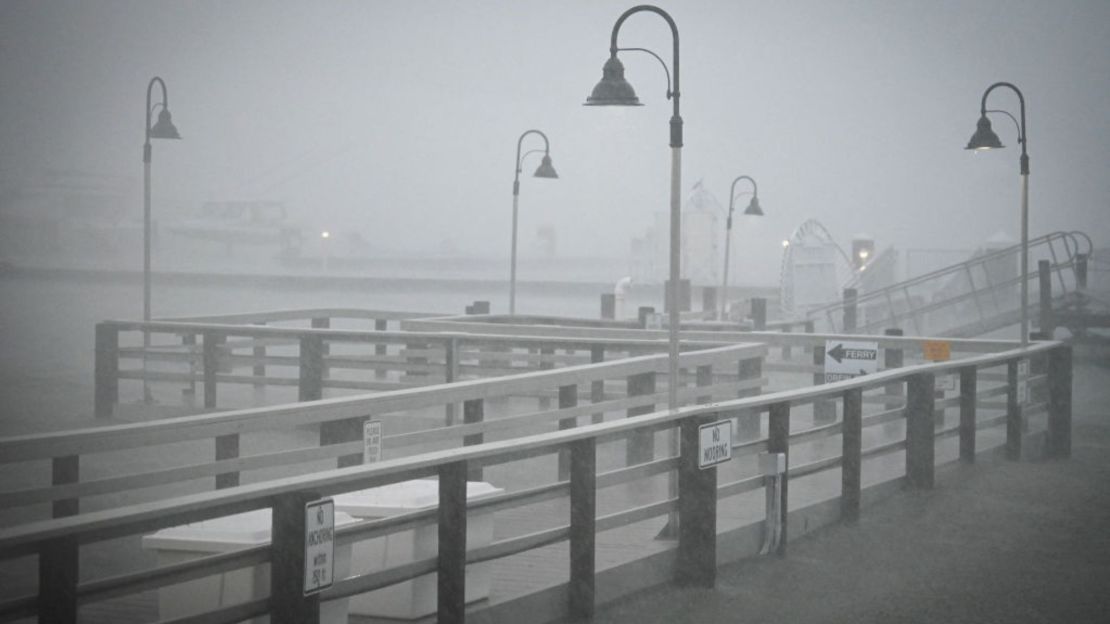 Fuertes lluvias caen en el puerto deportivo de Clearwater Harbor en Clearwater, Florida, el 30 de agosto de 2023, después de que el huracán Idalia tocara tierra.