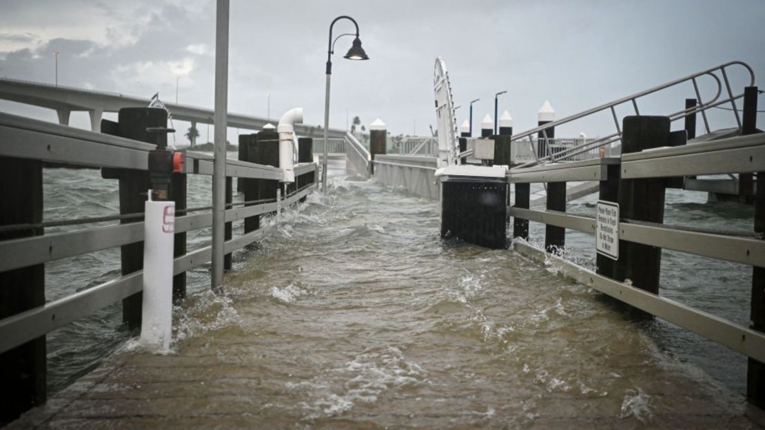 Un muelle en el puerto deportivo de Clearwater Harbor en Clearwater, Florida, se inunda por la subida de la marea el 30 de agosto de 2023, después de que el huracán Idalia tocara tierra.