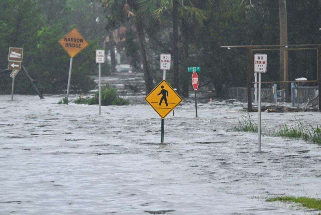 Se ve una calle inundada cerca del puerto deportivo Steinhatchee, Florida, el 30 de agosto de 2023, después de que el huracán Idalia tocara tierra.