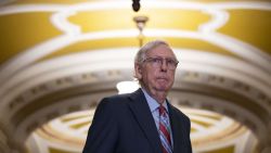 CNNE 1445935 - mcconnell parece quedarse sin habla durante una pregunta