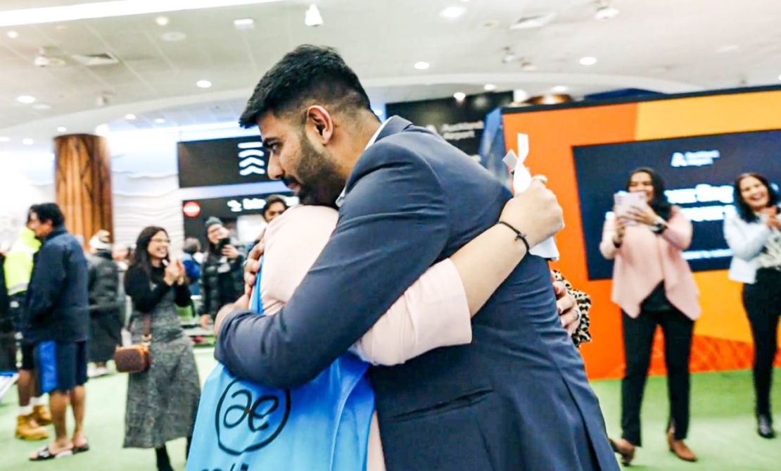 La pareja tiene previsto casarse en la India. Crédito: Cortesía del aeropuerto de Auckland