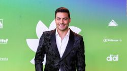 CNNE 1445976 - carlos rivera muestra nueva imagen junto a su hijo recien nacido