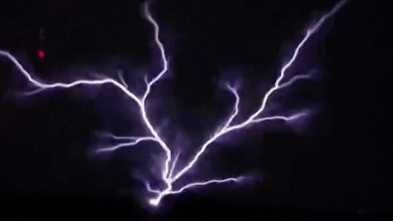 CNNE 1446029 - raro fenomeno electrico grabado en video