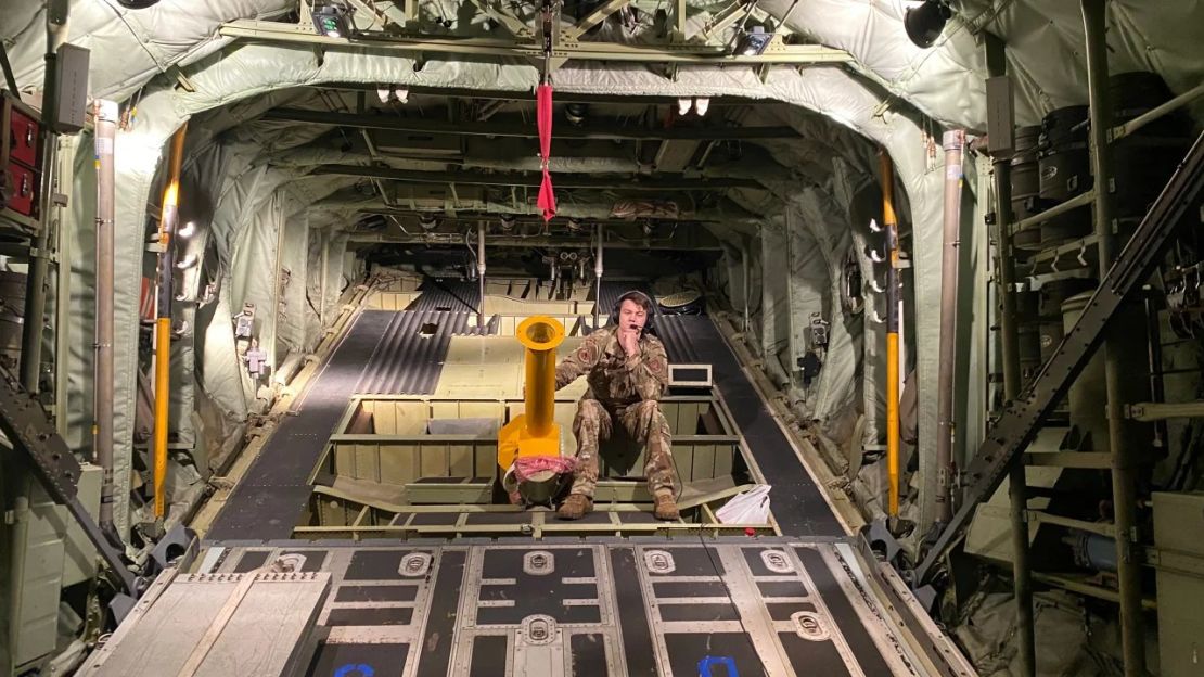 Interior de un avión WC-130J Super Hercules en una misión sobre el huracán Idalia. Crédito: Victoria Kennedy/CNN