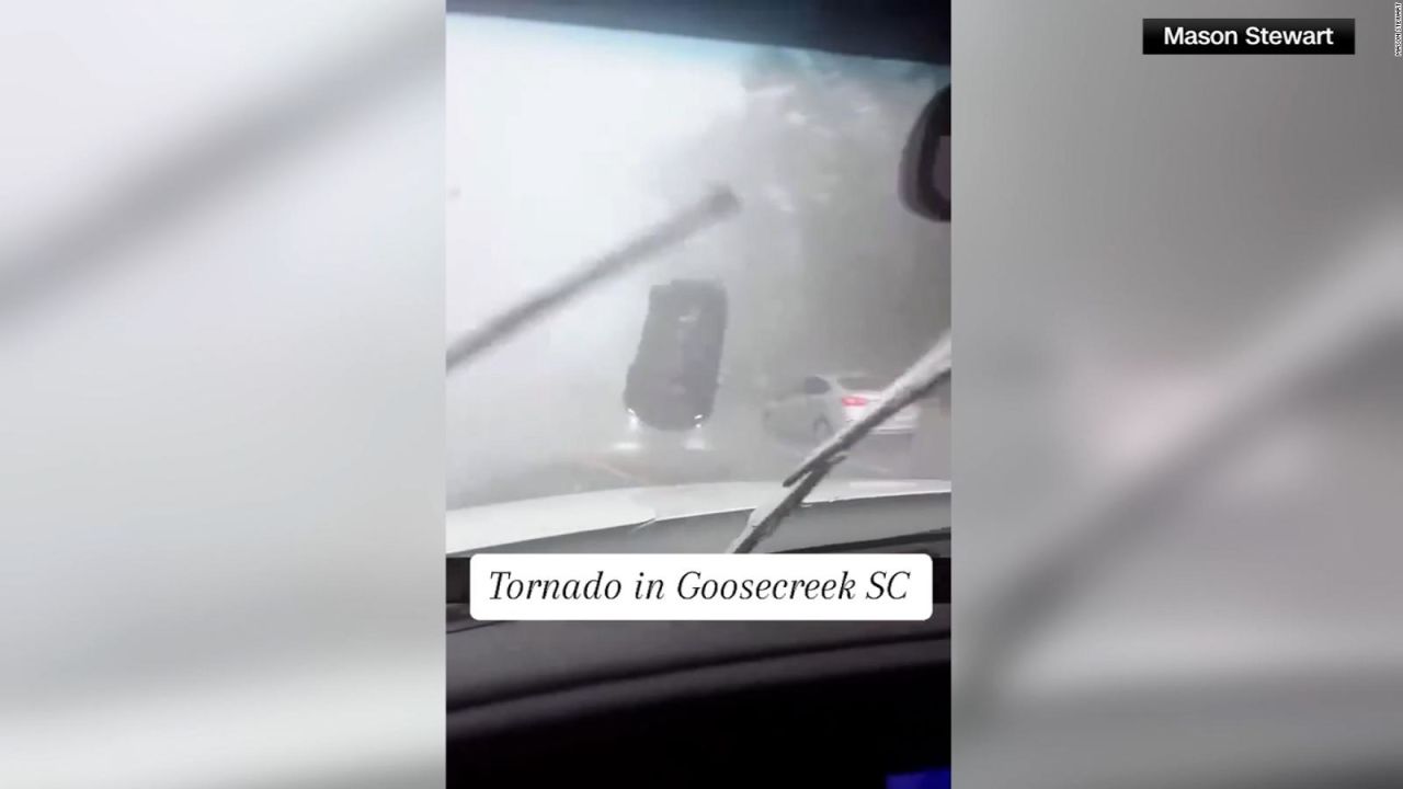 CNNE 1446161 - tornado hace volar un coche por la carretera