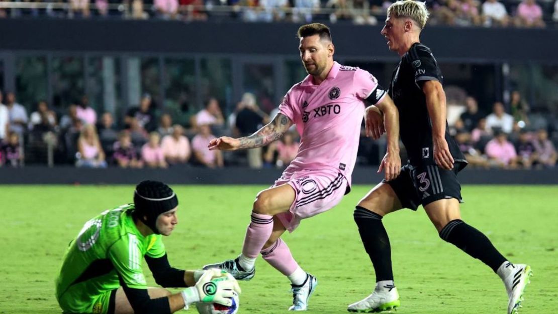 El delantero argentino de Inter Miami Lionel Messi lucha por el balón con el portero estadounidense de Nashville Elliot Panicco y el defensor estadounidense de Nashville Lukas MacNaughton durante el partido de fútbol de la MLS entre Inter Miami CF y Nashville SC en el estadio DRV PNK en Fort Lauderdale, Florida, el 30 de agosto de 2023.