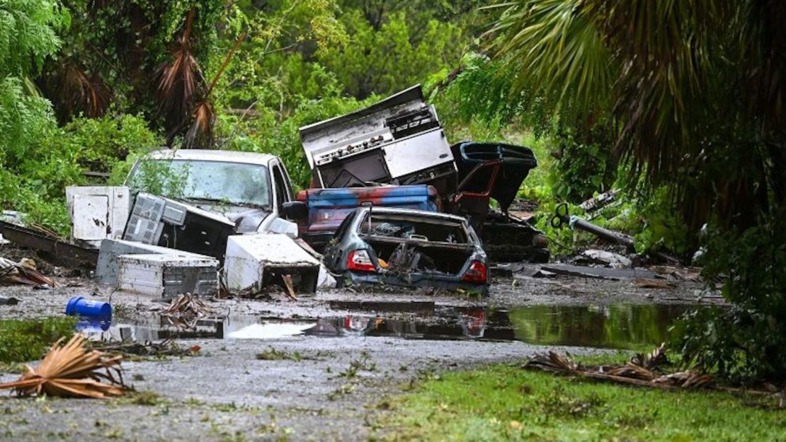 Así quedó el patio trasero de una casa tras el paso del huracán Idalia en Steinhatchee, Florida, el 30 de agosto después de que tocar tierra como una tormenta de categoría 3.