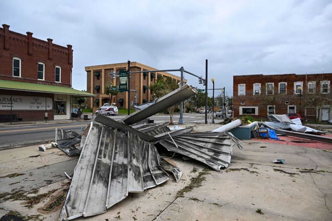 La azotea de una tienda de segunda mano se ve destrozada en el suelo en Steinhatchee, Florida, el 30 de agosto de 2023 después de que el huracán Idalia tocara tierra.