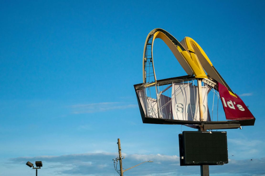 El letrero de un McDonald's quedó destrozado por la tormentael 30 de agosto de 2023 en Perry, Florida.