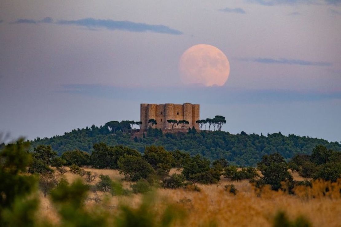 La luna súper azul se eleva detrás del castillo Castel del Monte en Andria, Apulia, Italia, el 29 de agosto.