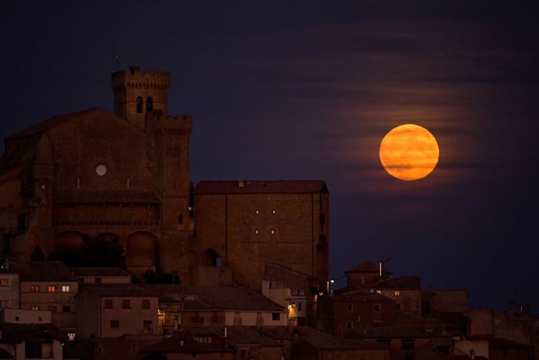 La luna azul sale por detrás del pequeño pueblo de Ujue, en el norte de España, el 30 de agosto.