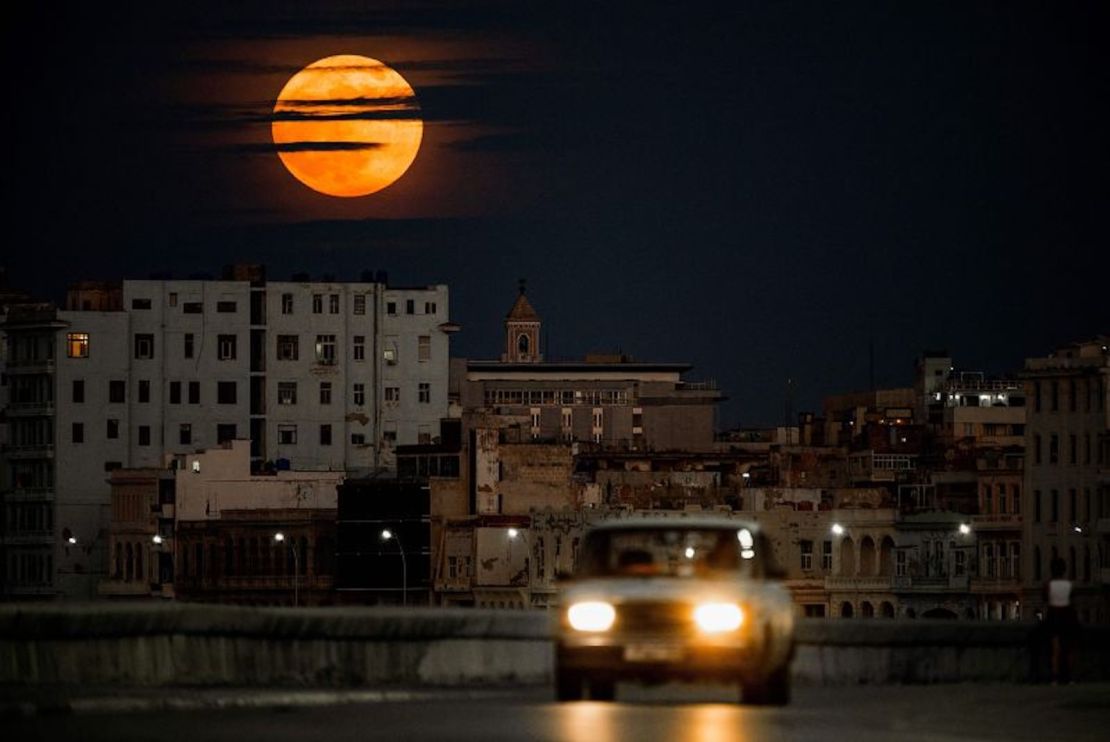 La superluna azul se eleva sobre La Habana, Cuba, el 30 de agosto.