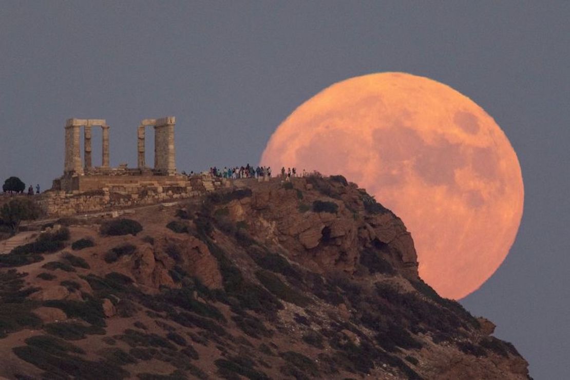 La superluna azul se eleva detrás del Templo de Poseidón, cerca de Atenas, Grecia, el 30 de agosto.