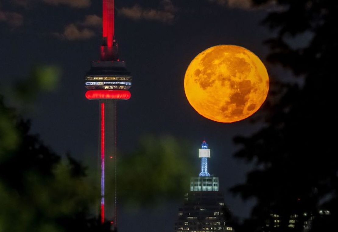 La luna azul se pone detrás de la torre CN en Toronto, Canadá, el 30 de agosto.