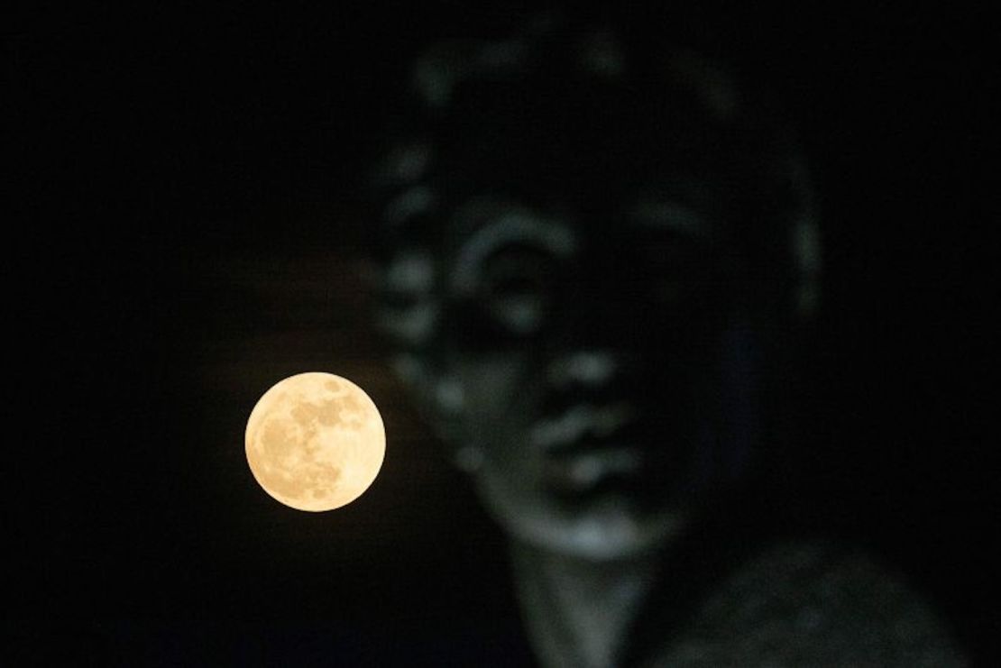 La luna azul se eleva detrás de la estatua del Libertador de América Latina Simón Bolívar en Caracas, Venezuela, el 30 de agosto.