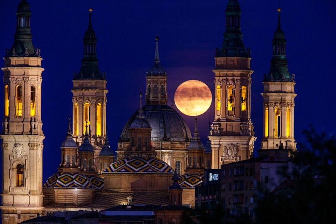 La superluna azul se eleva sobre la Basílica del Pilar en Zaragoza, España, el 30 de agosto.