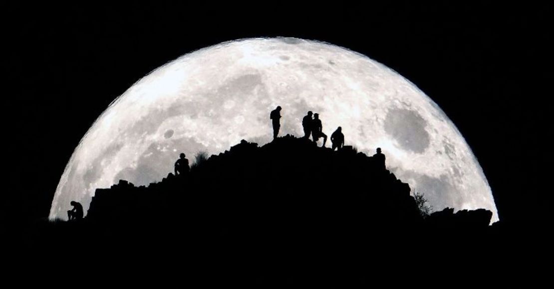 Excursionistas observan la superluna azul desde la cima del Piestewa Peak en Phoenix, EE.UU., el 30 de agosto.