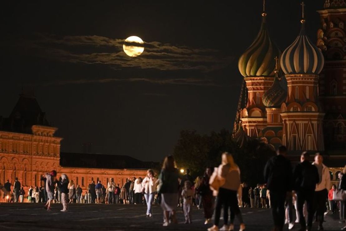 La luna azul se pone cerca de la Catedral de San Basilio, en la Plaza Roja de Moscú, Rusia, el 30 de agosto.