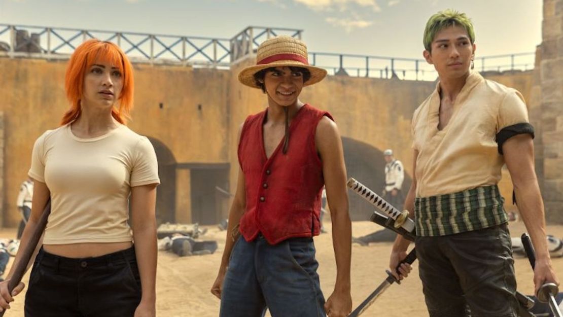 Emily Rudd como Nami, Iñaki Godoy como Monkey D. Luffy y Mackenyu como Roronoa Zoro en la serie de Netflix "One Piece".