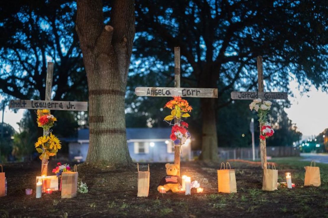 Los dolientes levantan altares para Angela Carr, Jerrald Gallion y AJ Laguerre Jr. después de que fueron asesinados en lo que las autoridades describen como un ataque racista.