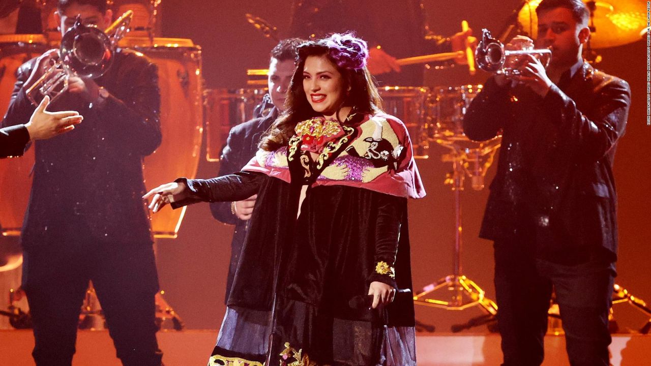 CNNE 1446367 - mon laferte y su reconocimiento especial durante los latin grammy 2023