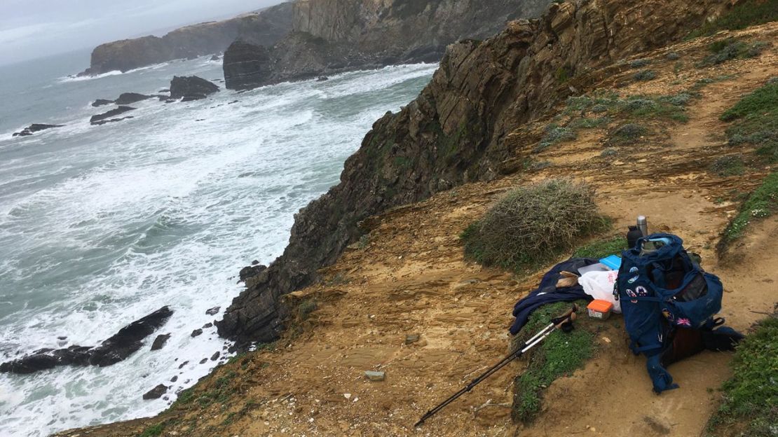 El escritor almuerza durante una excursión por el Algarve portugués. Crédito:James Jeffrey