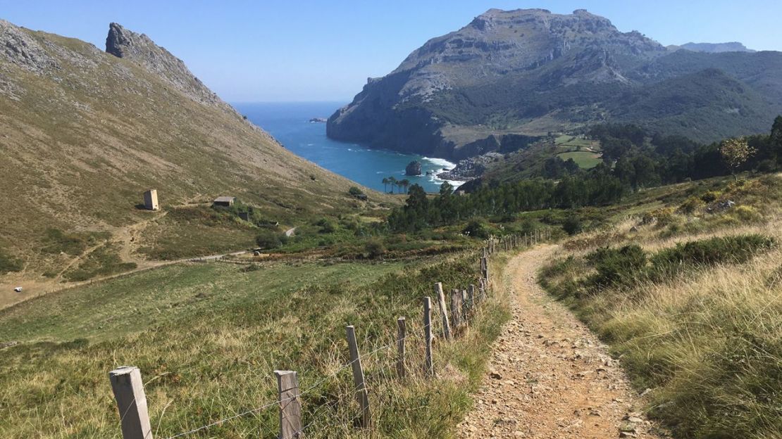 Una subida en el Camino Norte se ve recompensada con unas vistas impresionantes de la costa circundante. Crédito: James Jeffrey