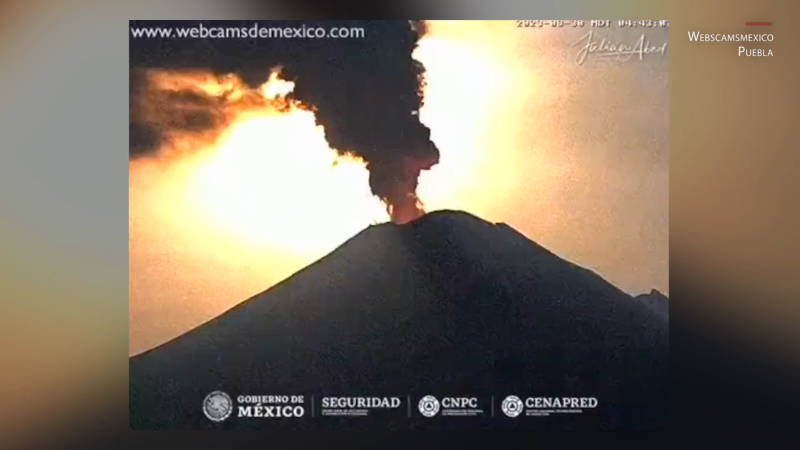 La luz de la superluna azul iluminó las exhalaciones del volcán popocatépetl | cnn