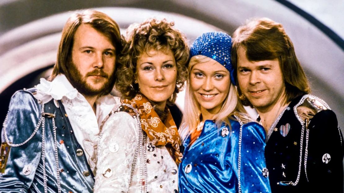 Benny Andersson (izquierda), Anni-Frid Lyngstad (centro-izquierda), Agnetha Fältskog (centro-derecha) y Bjorn Ulvaeus (derecha) en 1974. Crédito: Olle Lindeborg/AFP/Getty Images