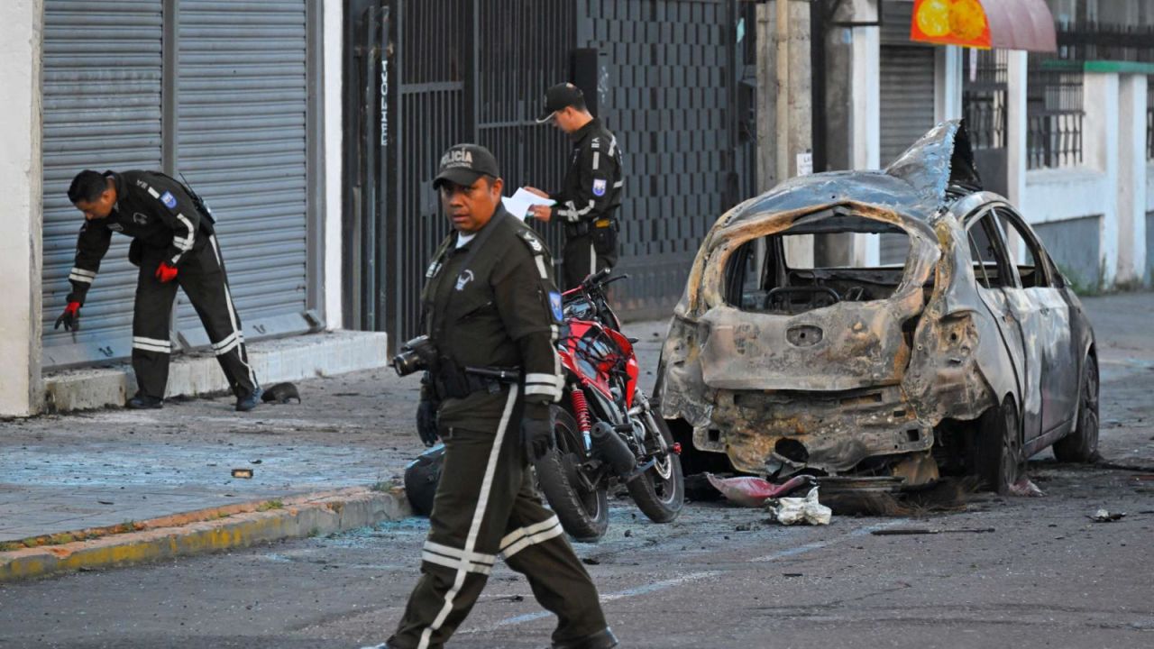 CNNE 1446706 - explosion de autos en quito son ataques terroristas, dice el gobierno