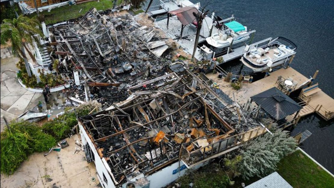 Vista aérea de escombros quemados donde se encontraba una casa después de la explosión de un transformador de energía en la comunidad de Signal Cove en Hudson, Florida, el 30 de agosto después de que el huracán Idalia tocara tierra.