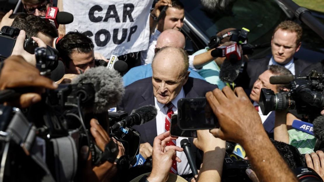 Rudy Giuliani habla con los periodistas a las puertas de la cárcel del condado de Fulton tras su entrega y puesta en libertad bajo fianza, el 23 de agosto de 2023. Crédito: Erik S. Lesser/EPA-EFE/Shutterstock