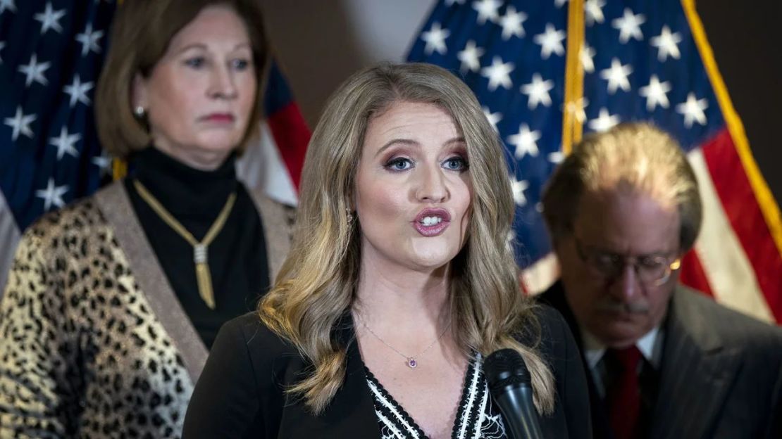 Jenna Ellis, exasesora legal de Donald Trump, habla durante una rueda de prensa en el Comité Nacional Republicano el 19 de noviembre de 2020. Crédito: Al Drago/Bloomberg/Getty Images