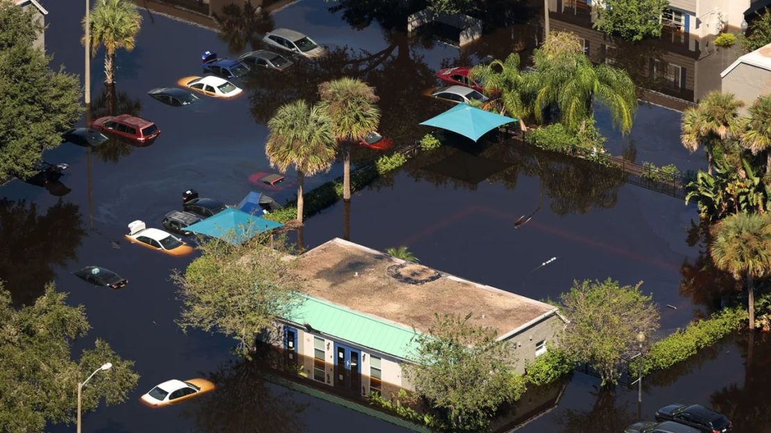 Las aguas del huracán Ian inundan viviendas en Florida en 2022. Crédito: Orlando Sentinel/Tribune News Service/Getty Images