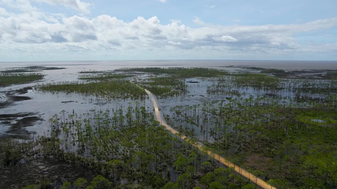 Aguas de tormenta en retroceso cubren una carretera cerca de Fish Creek, Florida, después del huracán Idalia. Crédito: Rebecca Blackwell/AP