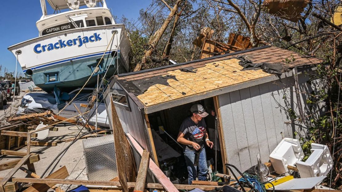 La gente limpia los escombros tras el paso del huracán Ian en Fort Myers Beach, Florida, el 30 de septiembre de 2022. Crédito: Giorgio Viera/AFP/Getty Images