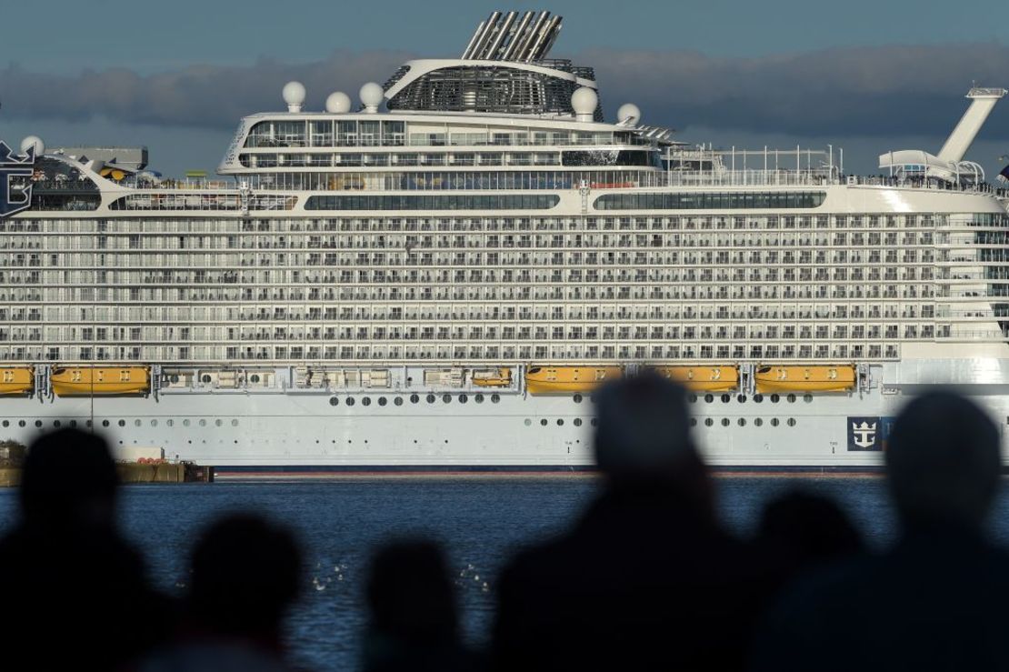 La gente observa la salida del crucero 'Wonder of the seas' del operador estadounidense Royal Caribbean Cruise Ship que sale del astillero 'Chantiers de l'Atlantique' en Saint-Nazaire, oeste de Francia, el 5 de noviembre de 2021, con destino al puerto de Marsella. Crédito: SEBASTIEN SALOM-GOMIS/AFP vía Getty Images.