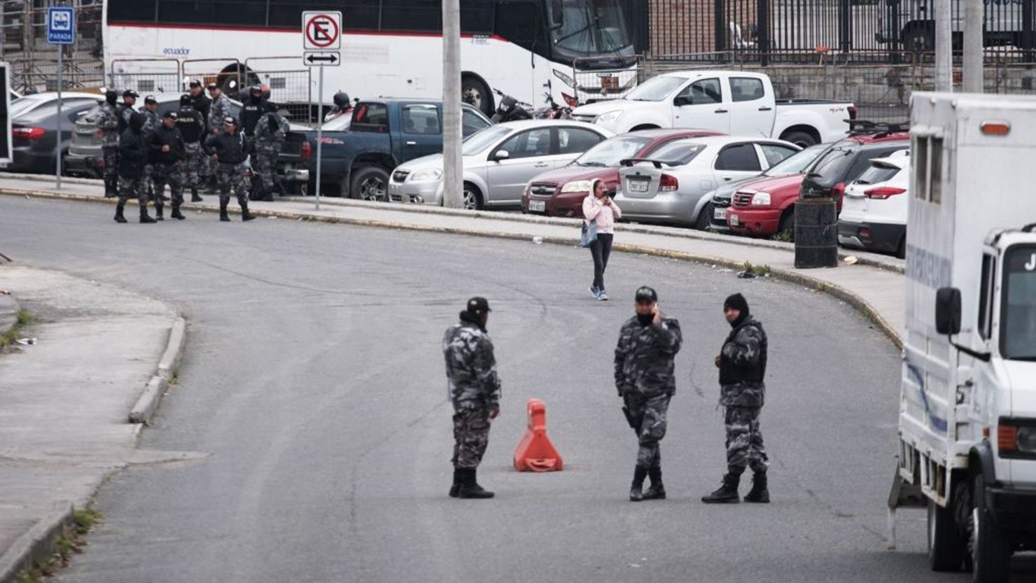 Agentes policiales hacen guardia fuera de la prisión de Turi, en Cuenca, Ecuador, el 1 de septiembre de 2023.