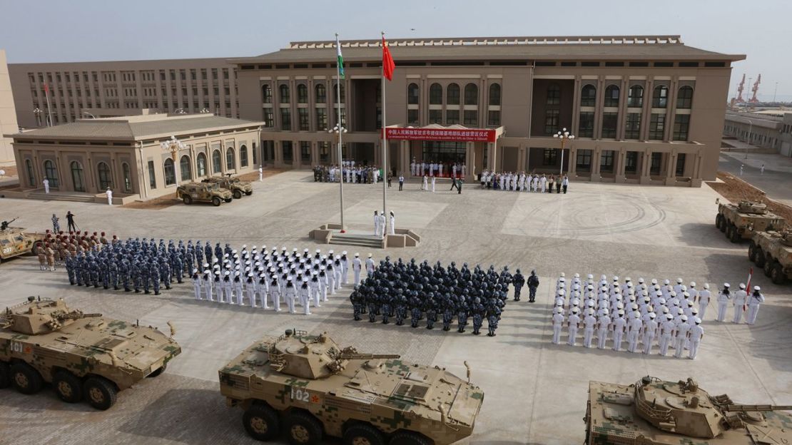 Esta foto tomada el 1 de agosto de 2017 muestra a personal del Ejército Popular de Liberación chino asistiendo a la ceremonia de inauguración de la nueva base militar de China en Yibuti.