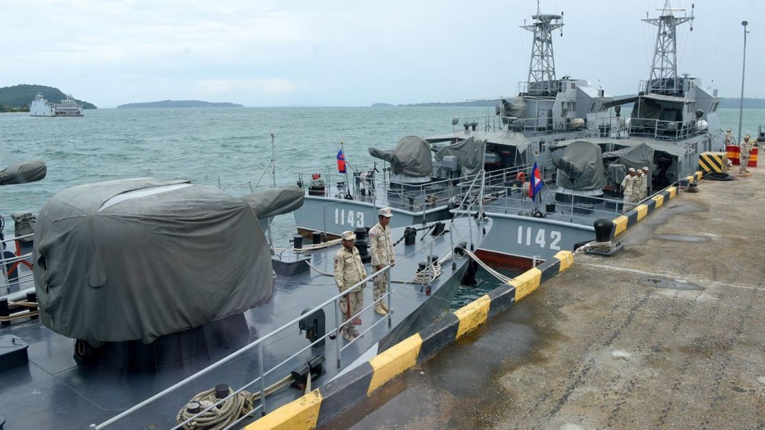 Personal naval camboyano es visto en barcos atracados en un embarcadero de la base naval de Ream, en la provincia de Preah Sihanouk, el 26 de julio de 2019, durante un recorrido mediático organizado por el gobierno.