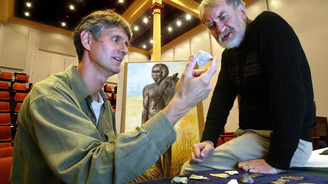 Dos miembros del equipo internacional involucrado en el descubrimiento del espécimen apodado el hobbit: el profesor Bert Roberts (izquierda) de la Universidad de Wollongong en Australia y Mike Morwood, el fallecido arqueólogo australiano, con artefactos del sitio en 2004.