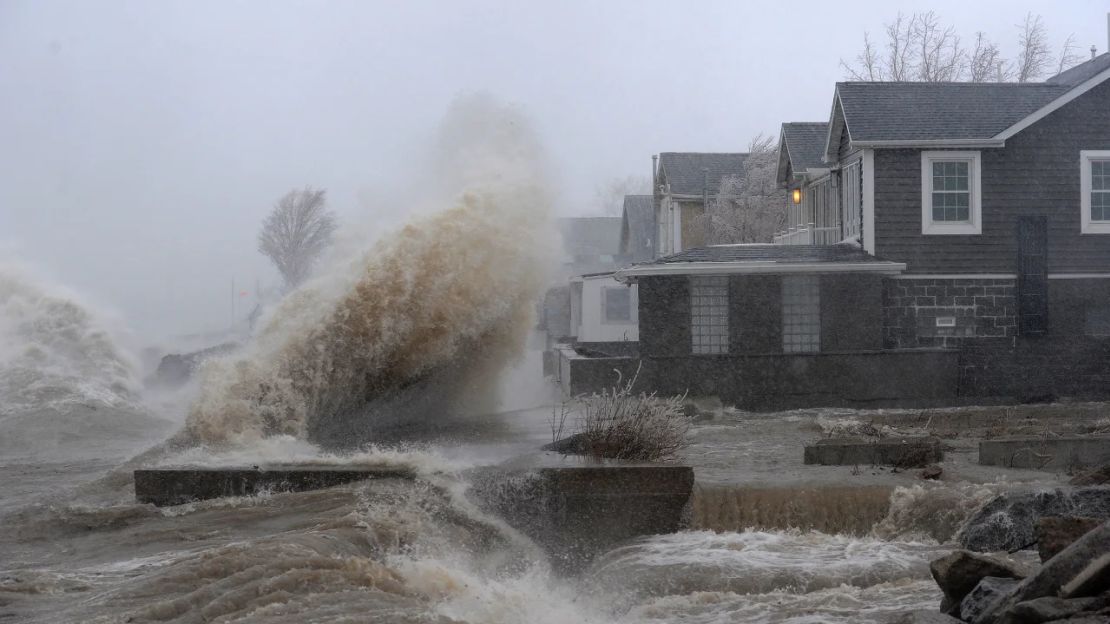 El agua del lago Erie golpea la orilla durante una tormenta invernal el 23 de diciembre de 2022 en Hamburgo, Nueva York.