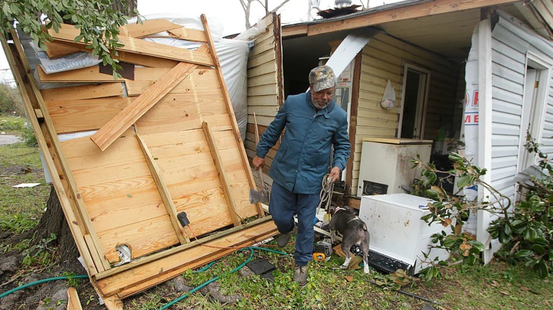 Mack Robinson, residente de Semler Street, revisa su casa dañada por el tornado en 2012 en Prichard, Alabama.