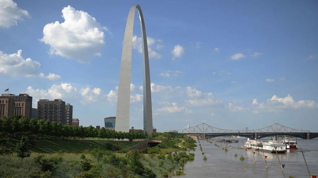 Las inundaciones de la crecida del río Mississippi se apoderan de los terrenos del Gateway Arch el 7 de junio de 2019 en St Louis.