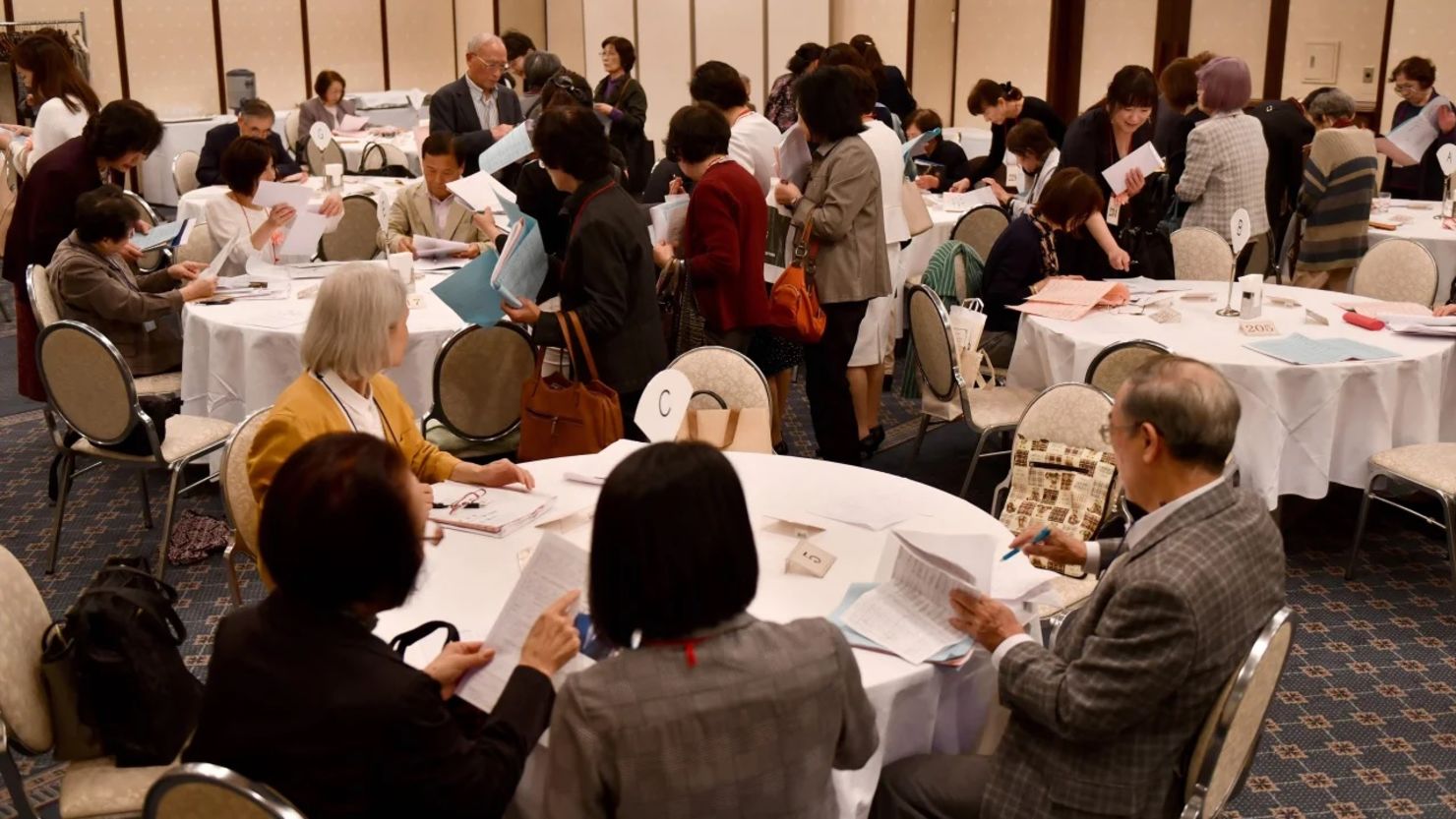 Los padres participan en una fiesta de emparejamiento para sus hijos mayores en Tokio.