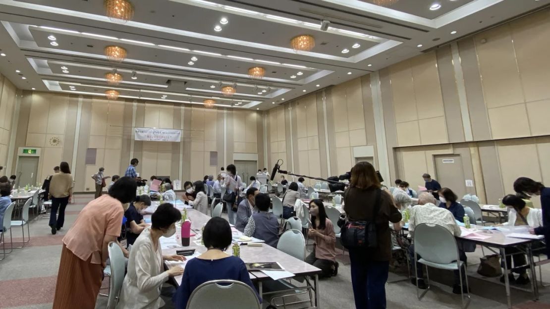 Los padres participan en una sesión de emparejamiento para sus hijos mayores organizada por la Asociación de Padres de Información sobre Propuestas de Matrimonio en Osaka el 19 de julio.