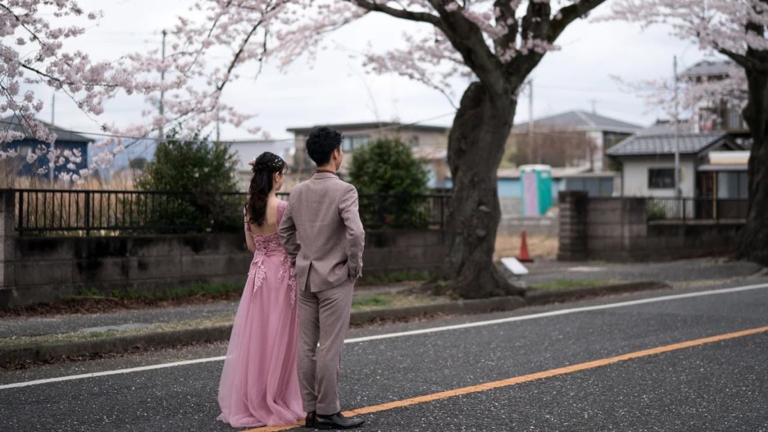 Una pareja posa para una fotografía de boda cerca de cerezos en flor en el área de Yonomori en Fukushima, Japón, el 2 de abril de 2023.